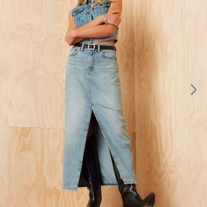 NWT - LEVIS ANKLE COLUMN SKIRT - medium wash